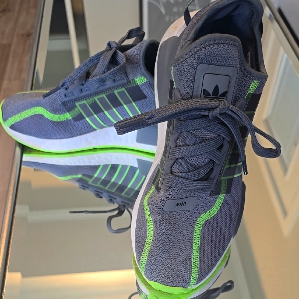 Adidas Men's NMD R1 V2 Sneakers Size 5 1/2